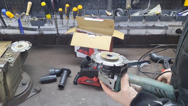 Защитные кожухи на УШМ, для штрабления. Сравнение кожухов NUMBER ONE с MECHANIC. Тест на запыление. смотреть онлайн