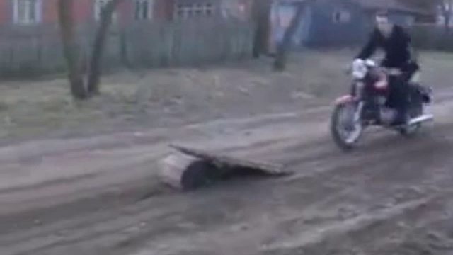 Неудачный прыжок на мотоцикле смотреть онлайн