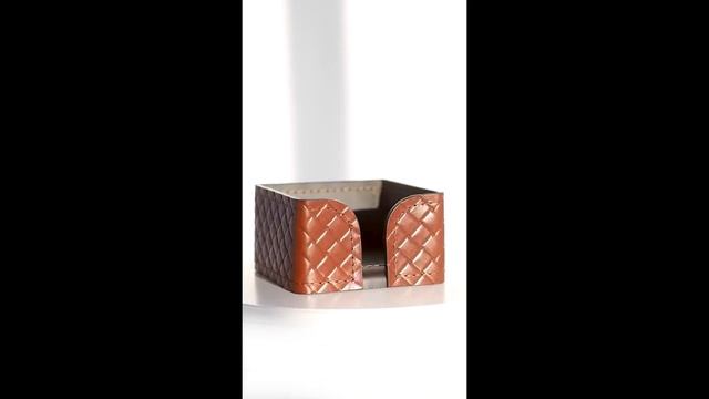 Лоток для блока бумаги из натуральной кожи от компании BUVARDO светло-коричневый с тиснением. смотреть онлайн