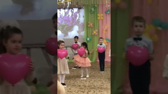 Танец на 8 Марта. Мама - Первое слово смотреть онлайн