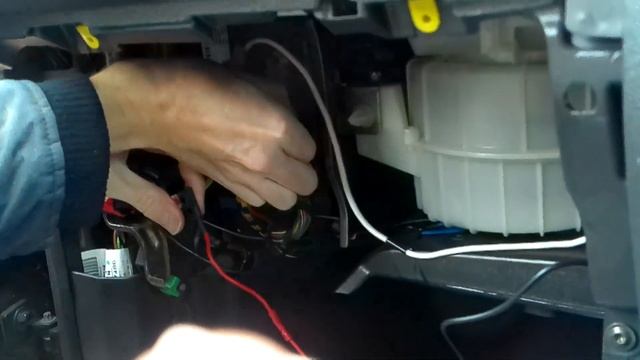 Fitting USB charge sockets to a Vauxhall (Opel) Corsa смотреть онлайн