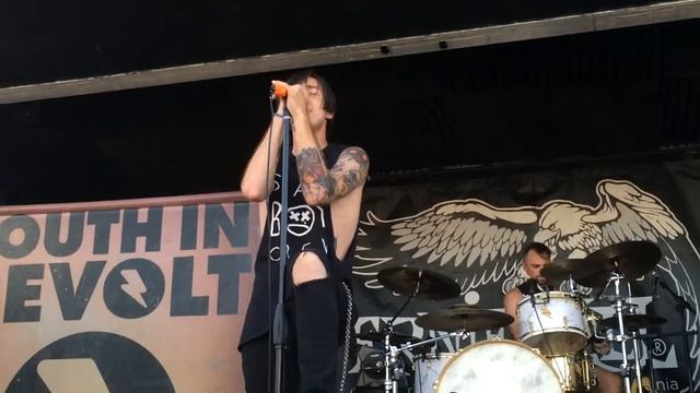 Youth In Revolt - Dead Inside (Live) смотреть онлайн