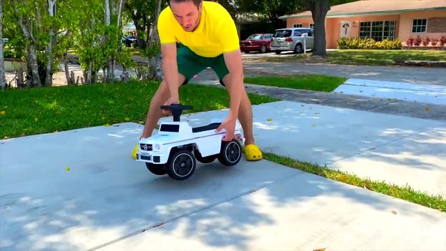 Сеня играет с Детскими Грузовиками смотреть онлайн