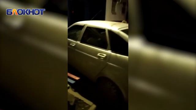 Водитель "Приоры" припарковался у входа в подъезд смотреть онлайн