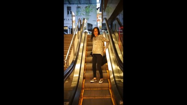 Escalator Dance Betty & Carys смотреть онлайн