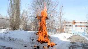 Сжигаем чучело на масленицу
