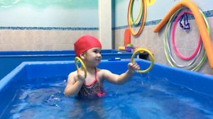 Варвара учится плавать в бассейне! Дети в бассейне прыгают, плавают и ныряют в воду