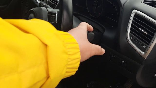 Обзор автомобиля Mazda 3 с правым рулём привезенным из Японии.