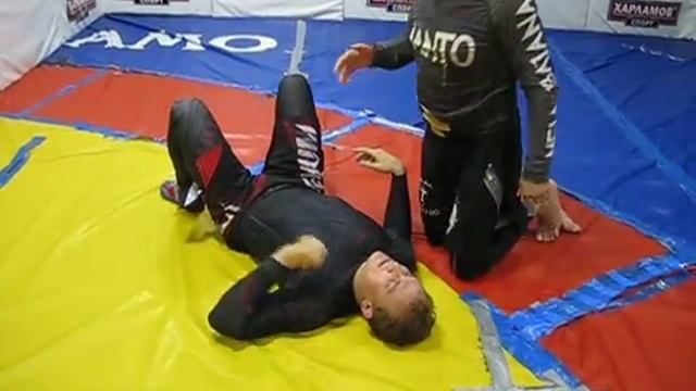 Усиливаем узел смещением корпуса к голове противника. смотреть онлайн
