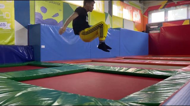 Тренировка. Батутный центр. 3 самых простых элемента на батуте. смотреть онлайн