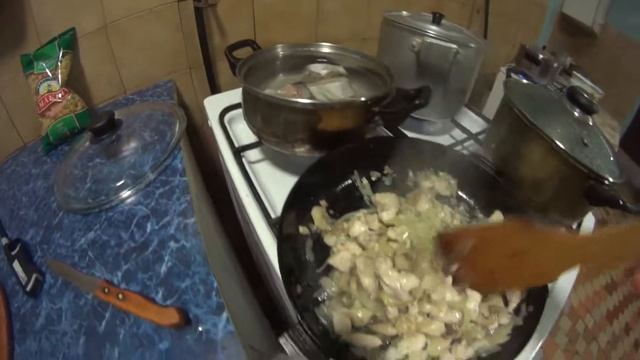 Жареная курица с луком и грибами. смотреть онлайн
