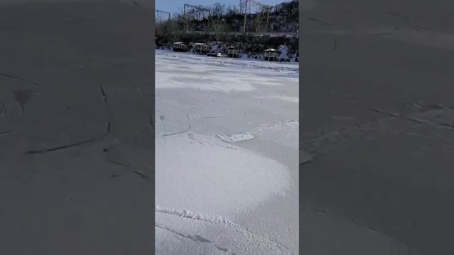 По морю на коньках 😁 смотреть онлайн