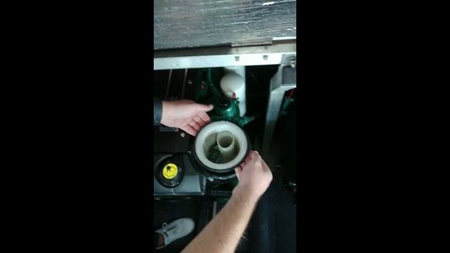 VOLVO PENTA D4 260 PULIZIA FILTRO ACQUA DI MARE смотреть онлайн