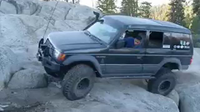 A '96 Mitsubishi Montero SR with 37s playing in a rock garden смотреть онлайн