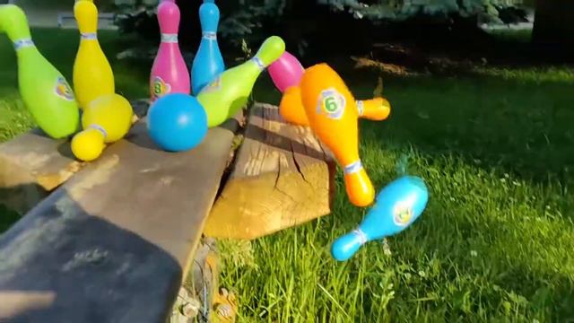Оля и Лёля играют в боулинг смотреть онлайн