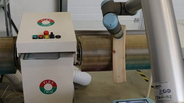 Universal Robots шлифует деревянные доски