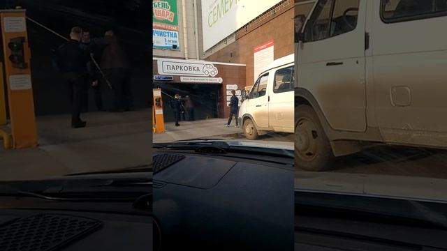 Калуга газель на крытой парковке. Торговый центр Суворовский.11.04.17 смотреть онлайн