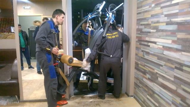 Пронос тренажера в проем грузчиками ООО "Движение", фитнес клуб в СПб. Тонкая и четкая работа! смотреть онлайн