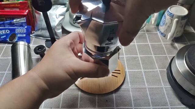 Morning black coffee with Bialetti Moka смотреть онлайн