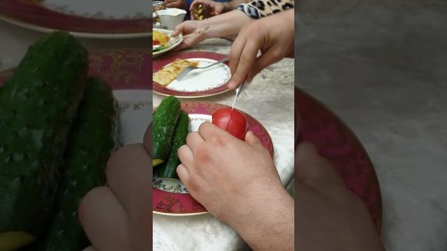 Как правильно разрезать помидор смотреть онлайн