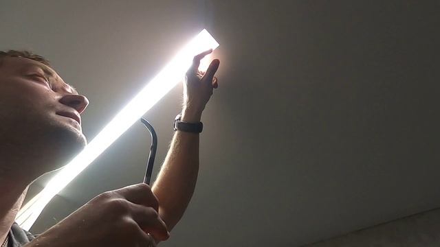 Как запилить и установить световую линию с поликарбонатом на натяжной потолок ЧАСТЬ 2 НАТЯЖКА смотреть онлайн
