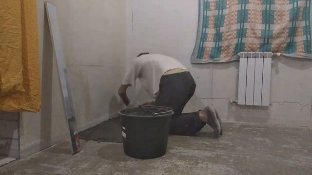 Ремонт своими руками. Заливаем пол на кухне. Не хватило ровнителя!!! смотреть онлайн