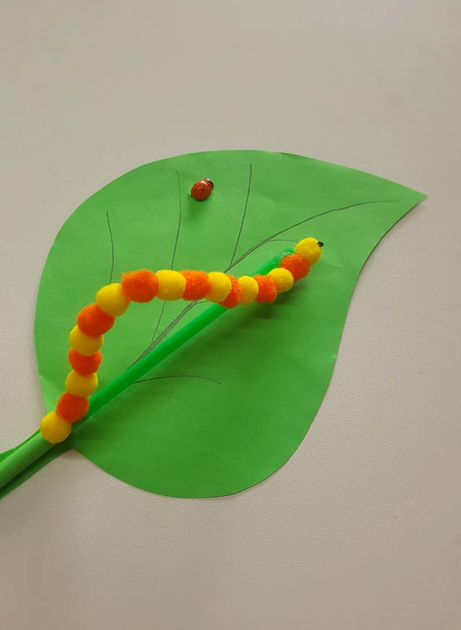 Простая поделка из бумаги- гусеница на листке смотреть онлайн