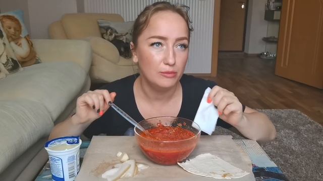 РУССКИЕ СЕРИАЛЫ / МУКБАНГ / БОРЩ СО СМЕТАНОЙ, САЛОМ И ЧЕСНОКОМ / Not ASMR