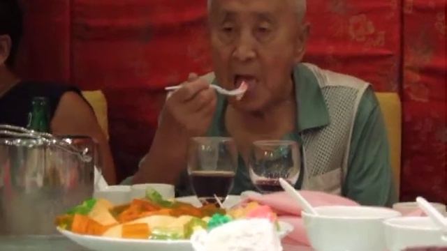 Grandpa Lee eats his cake very slowly смотреть онлайн
