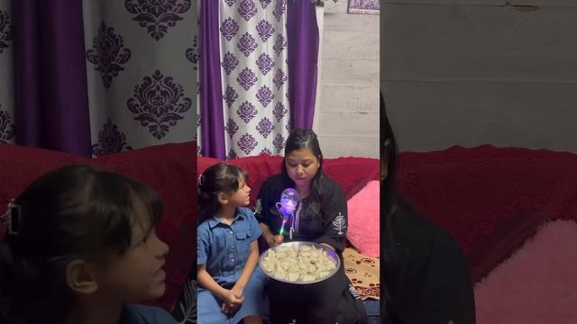 Itna Sara Momos ?? #shortvideo #momandreedishna смотреть онлайн