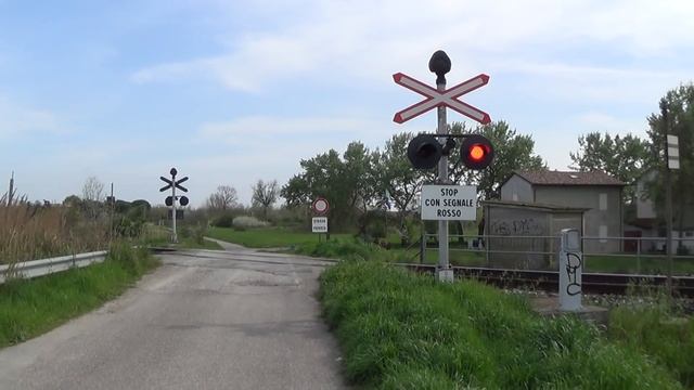 Passaggio a livello senza barriere di via dei Poggi in HD - Ravenna // Level Crossing смотреть онлайн