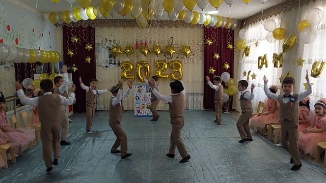 O'g'il Bolalar Ijrosida Ajoyib Raqs. 