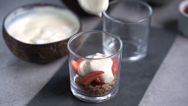 Strawberry Parfait (Vegan Summer Dessert In A Jar) смотреть онлайн