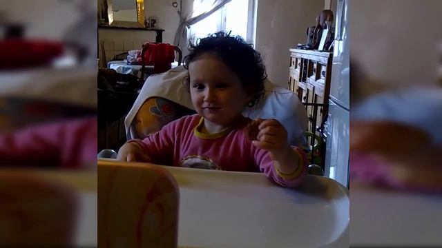 Смешное видео - маленькая Алис смотрит футбол:) Very funny:) смотреть онлайн