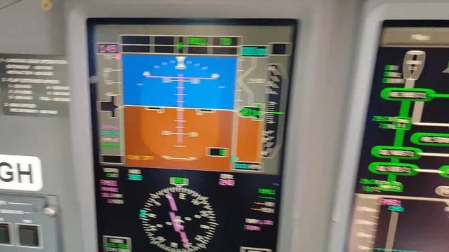 ✈️ Как поднять в воздух настоящий самолёт Embraer 190 из состояния Cold and Dark (4K 60fps) смотреть онлайн