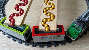 Шарики марблс грузятся в игрушечный поезд / Marble Run ASMR