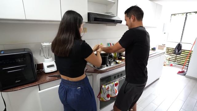 コロンビア人家族に人生初の日本カレーを食べさせてみた！【外国人の反応】