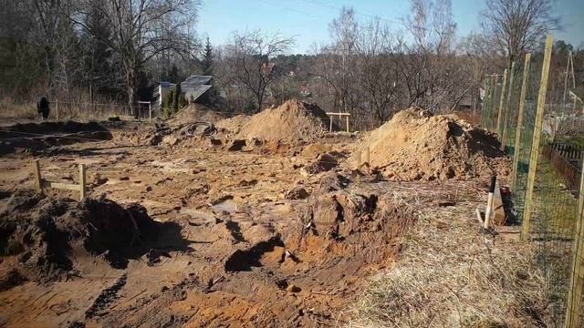 Интересный ленточный фундамент на склоне.Начало. Выбрали 300 м3 смотреть онлайн