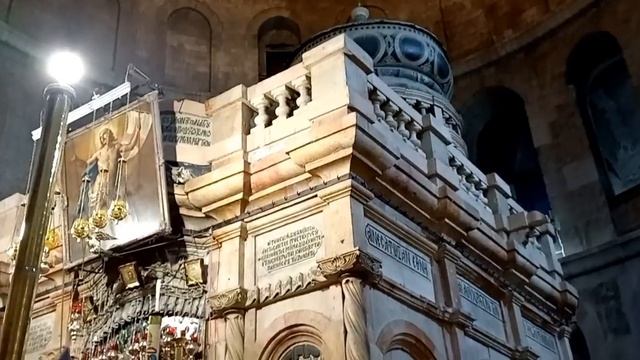 Храм Гроба Господня!Чудеса,люди не знают,что мы перешли на летнее время.Пришла ко Гробу,а тут пусто смотреть онлайн