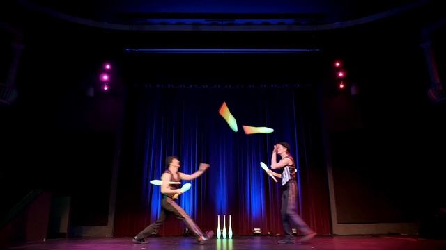 Award-Winning LED Club Juggling Routine from Circus Luminescence смотреть онлайн