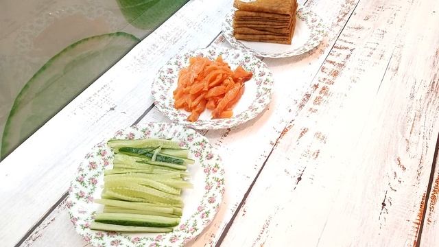 Улетают со стола в один миг/Блинные роллы с копченой рыбой огурцом и творожным сыром/Блины рецепт. смотреть онлайн