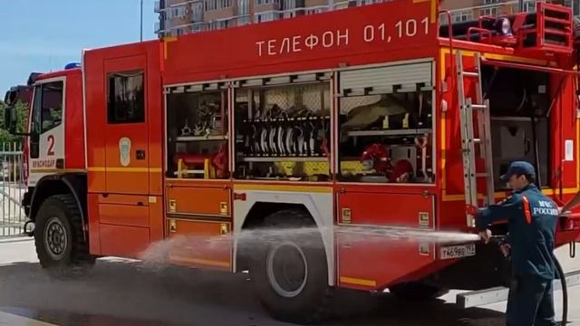 Экипаж пожарной машины в гостях у ребят Детского сада 117 «Мир чудес» смотреть онлайн