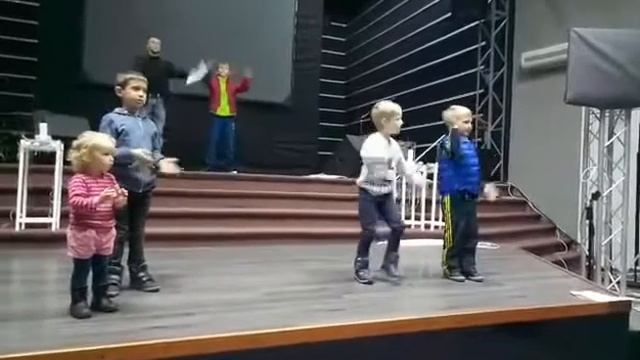 Малыши отжигают. Танец снеговиков. смотреть онлайн