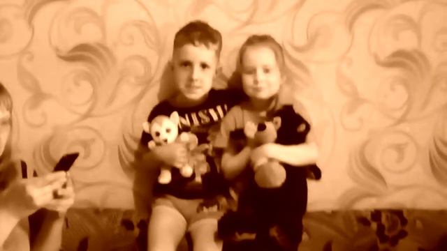 Девочка и мальчик целуются!одной 5 другому 4 ШОК!!!!! смотреть онлайн