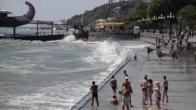 Шторм в Ялте (3) смотреть онлайн