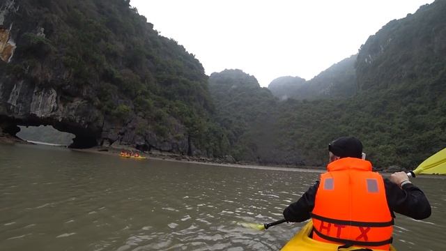 Нашли дикую пещеру в бухте Халонг / Получили травму / Свернули с туристического маршрута Вьетнам смотреть онлайн
