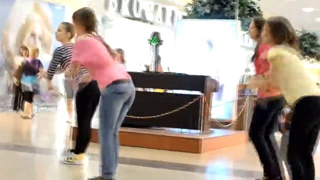 Флешмоб от Pa Studio в ТРЦ "Караван" смотреть онлайн