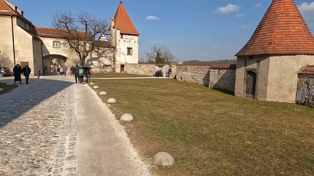 КАК ДОЛЖНЫ ВЫГЛЯДЕТЬ ГРАНИЦЫ МЕЖДУ СТРАНАМИ.ЗАМОК БУРГХАУЗЕН. смотреть онлайн