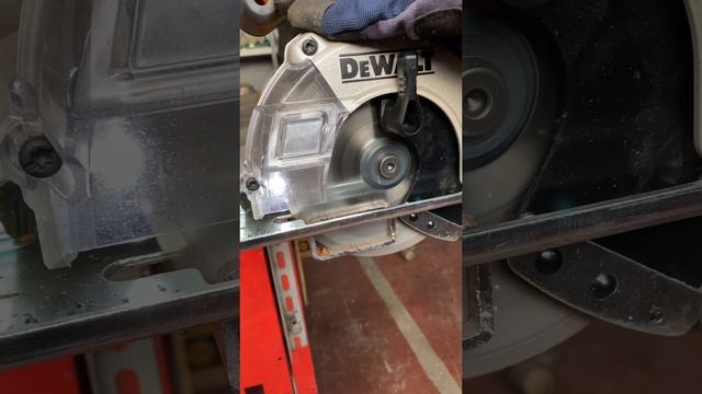 Пила циркулярная аккумуляторная DeWALT DCS 373 N по металлу в действии ?? смотреть онлайн
