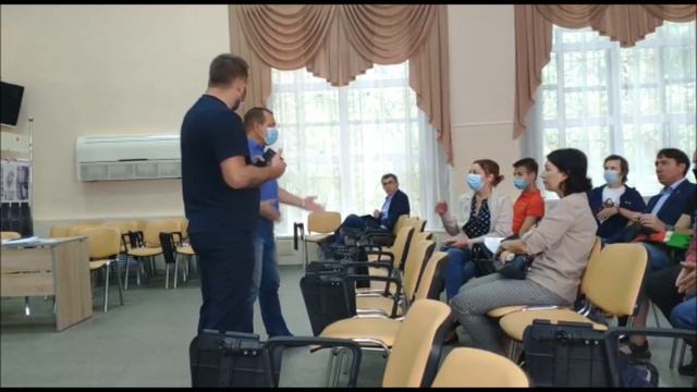 Депутаты от ЛДПР выгоняют людей с презентации свечек в центре Хабаровска смотреть онлайн